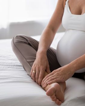 Oticanje nogu u trudnoći normalna je pojava