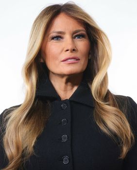 Melania Trump u Dolce & Gabbana kostimu na premijeri filma Melania 2026. - 3