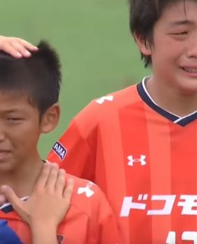 Mali nogometaši tješe poraženu momčad