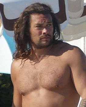 Jason Momoa na bazenu - 2