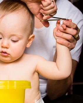 Mama reže bebi nokte