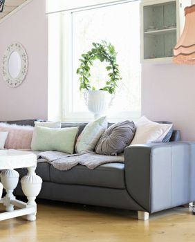 Stol, jastuci i ogledalo okruglog oblika