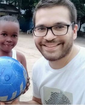 Profesor geografije Dejan Nemčić s dječakom Lorenom u Tanzaniji