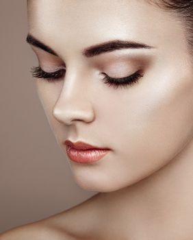 Žena s dugim i gustim trepavicama