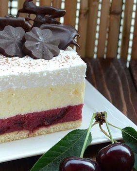 Lagani kolač s višnjama i pudingom