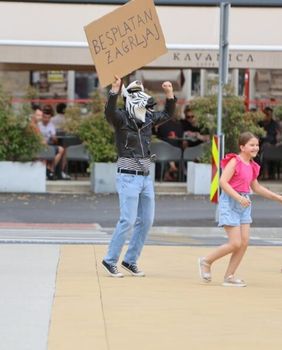 Muškarac s maskom zebre u Koprivnici