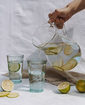 Voda s ledom i limetom