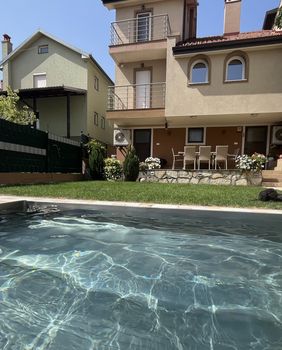 Dvorište s bazenom u Smederevu u kojem obitelj Krstić provede cijelo ljeto - 19