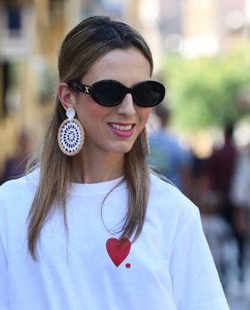 Street style izdanje u čipkastoj suknji