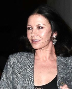 Catherine Zeta-Jones u gležnjačama na visoku petu - 4