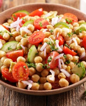 Salata od slanutka i avokada ukusna je i brzo gotova