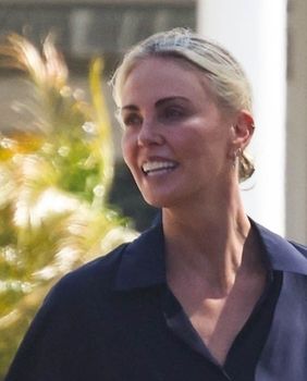 Charlize Theron u bijelim mokasinama - 3