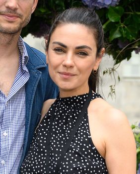 Mila Kunis u točkastoj haljini i 'zaboravljenim' cipelama na Cartierovom eventu u West Sussexu - 4