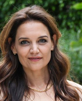 Katie Holmes u kompletu tropskog uzorka s potpisom brenda Faithfull The Brand - 4