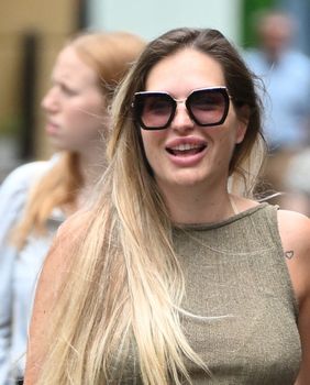 Street style trudnica iz Zagreba u uskoj haljini i udobnim natikačama - 2