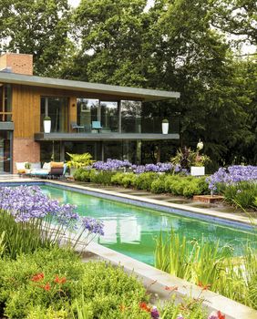 Moderna kuća koja izgleda famozno i iznutra i izvana - 11