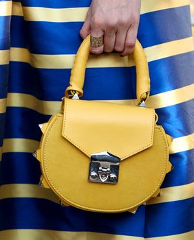 Spoj plave i žute boje u street style izdanju s Tjedna mode