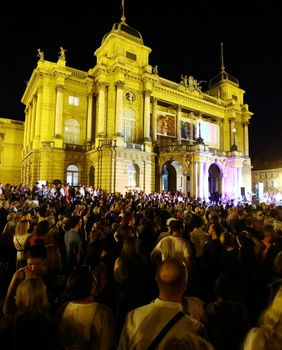 Besplatni koncert ispred zagrebačkog hnk pvodom kraja kazališne sezone je postao tradicija
