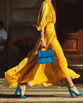 Plava i žuta u modnoj kombinaciji