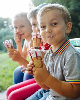 Djeca jedu sladoled