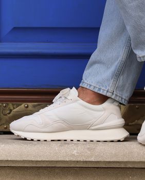 Žena u bijelim tenisicama