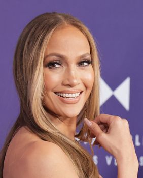 Jennifer Lopez u japankama i bijeloj haljini - 4