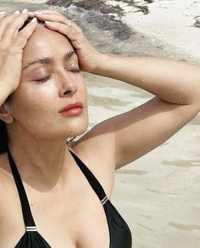 Salma Hayek na svojem Instagramu rado dijeli fotografije s plaže