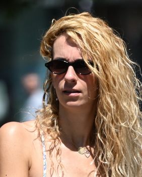 Ulična moda mama u ljetnoj cvjetnoj haljini u Zagrebu - 3