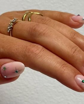 Cironi su divan ukras na noktima