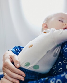 Beba u avionu