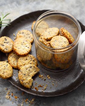 Raženi krekeri s maslinama