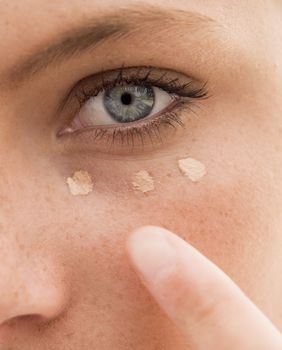 Žena nanosi korektor za podočnjake