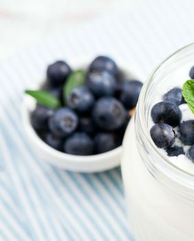 Grčki jogurt i bobičasto voće