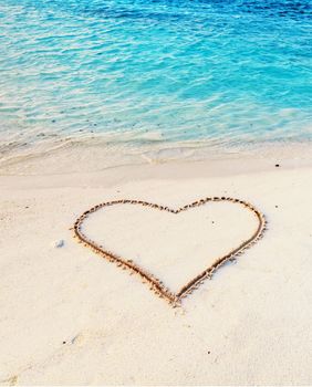 Srce iscrtano na pješčanoj plaži
