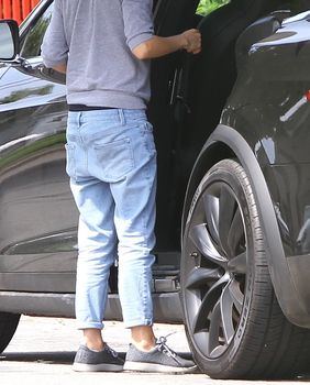 Mila Kunis u jako šlampavim trapericama - 1