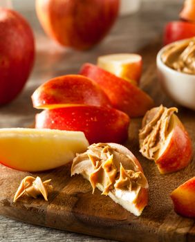 Jabuke i maslac od kikirikija odlična su kombinacija