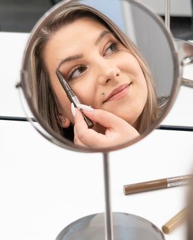 Iscrtavanje obrva postao je dio make-up rutine