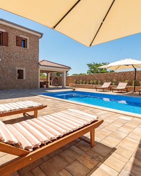 Kamena kuća s bazenom u Novalji na otoku Pagu ljepša i od holivudskih vila - 4