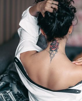 Žena s tetovažom na vratu