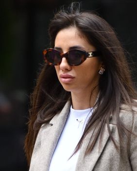 Tamnokosa dama u Pradinim Monolith Crochet sandalama u Zagrebu - 2