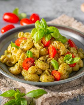 Ljetna salata s tjesteninom