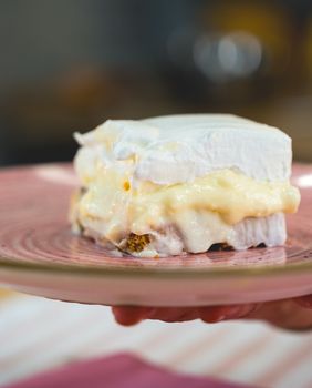 Kolač s pudingom i bananama