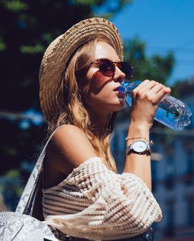 Žena pije vodu