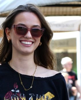 Ljepotica sa špice u zanimljivim hibridnim hlačama