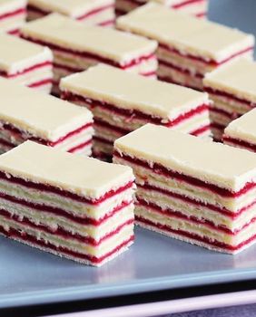 Rozen kocke s višnjama i kokosom