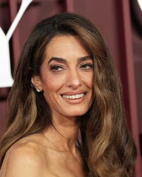 Amal Clooney u Buckinghamskoj palači - 6