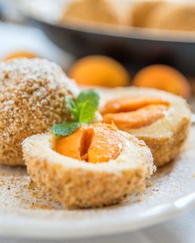 Knedle s marelicama i krušnim mrvicama