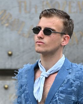 Modno izdanje muškarca u šetnji Zagrebom