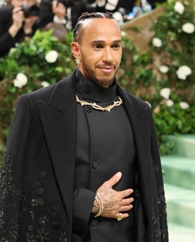 Lewis Hamilton na Met Gali 2024.
