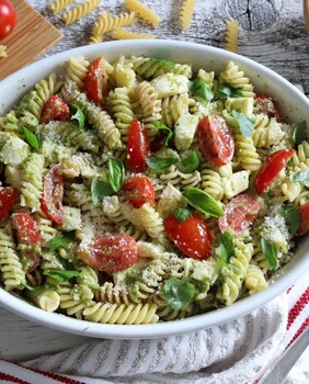 Salata s pestom